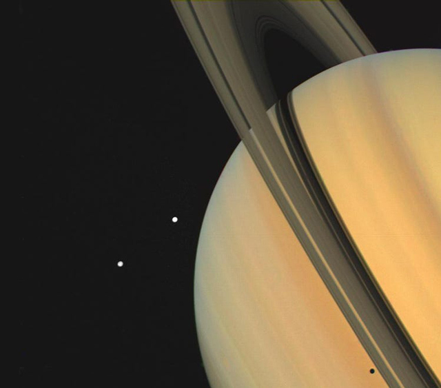 Sao Thổ và các mặt trăng Tethys và Dione