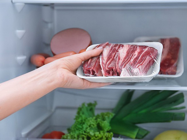 Thịt sống được đưa vào ngăn lạnh để bảo quản