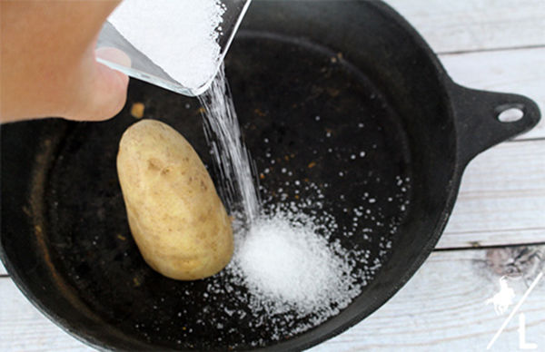 Muối và khoai tây cũng có thể làm sạch nồi bị cháy