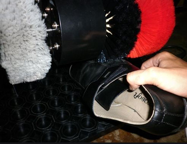 Sử dụng máy đánh giày để làm sạch giày