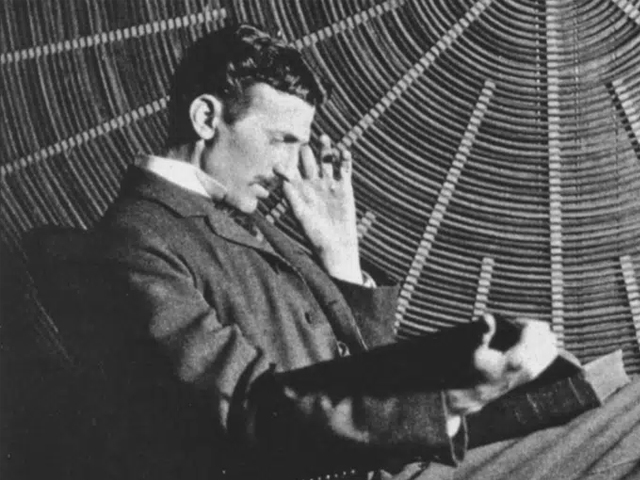 Một bức ảnh chụp Nikola Tesla đang trầm tư suy nghĩ