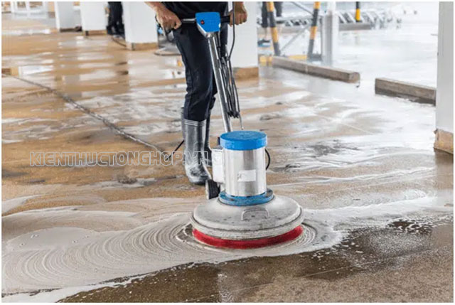 Bạn có thể sử dụng máy chà sàn để làm sạch sàn nhà xưởng