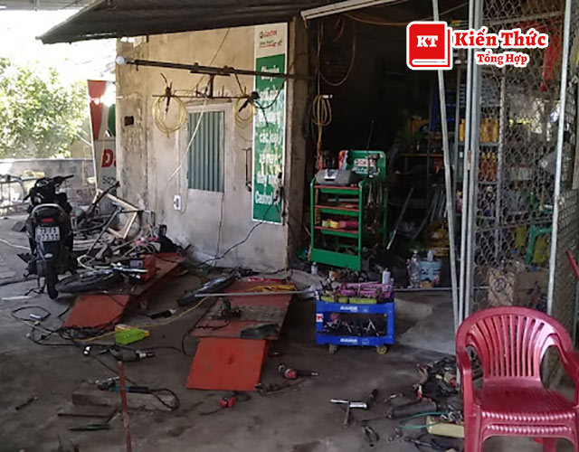 Tiệm sửa xe Đất Thép