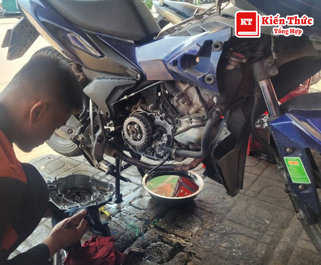 Trung tâm bảo trì sửa chữa xe Quốc Hùng