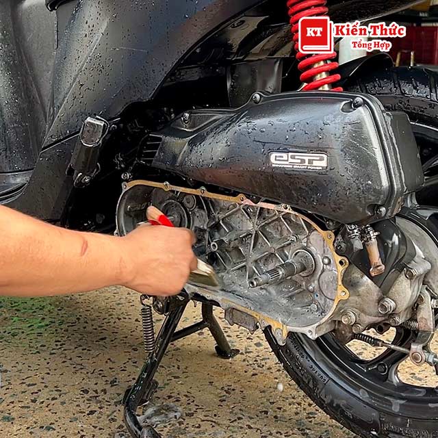 Tiệm sửa xe Hoàng Long