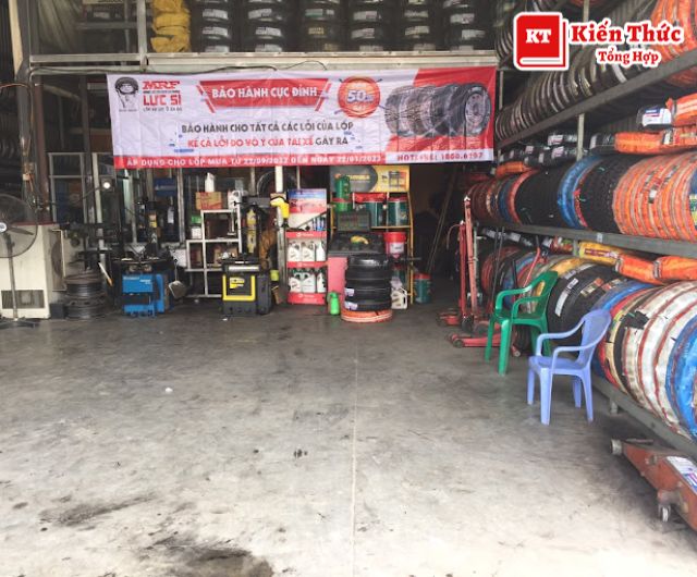 Phụ tùng ô tô huyện Hóc Môn Văn Tuấn không gian rộng rãi