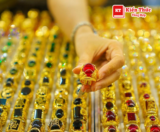 Tiệm vàng Rồng Vàng