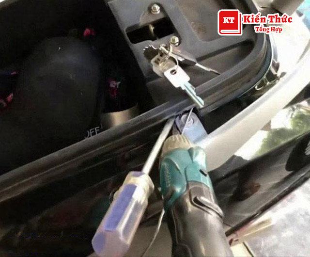 Cách mở cốp xe Vision bị mất chìa khóa