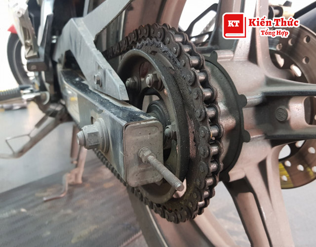 nhông xích bị khô dầu