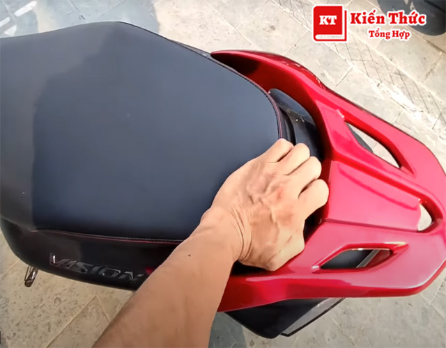 Ấm mạnh vào yên xe để điều chỉnh lại vị trí khóa chốt