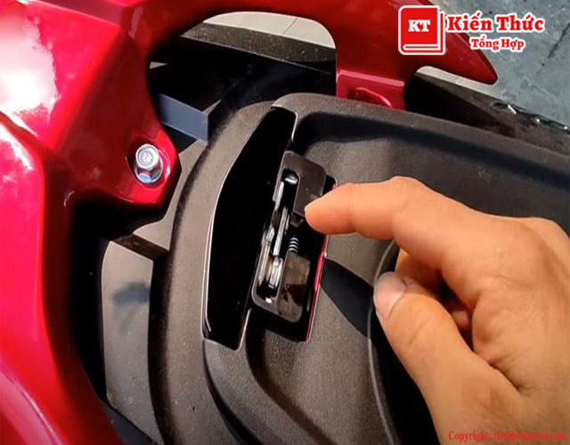 Nguyên nhân cơ bản khiến cốp xe bị kẹt nằm ở khóa cốp