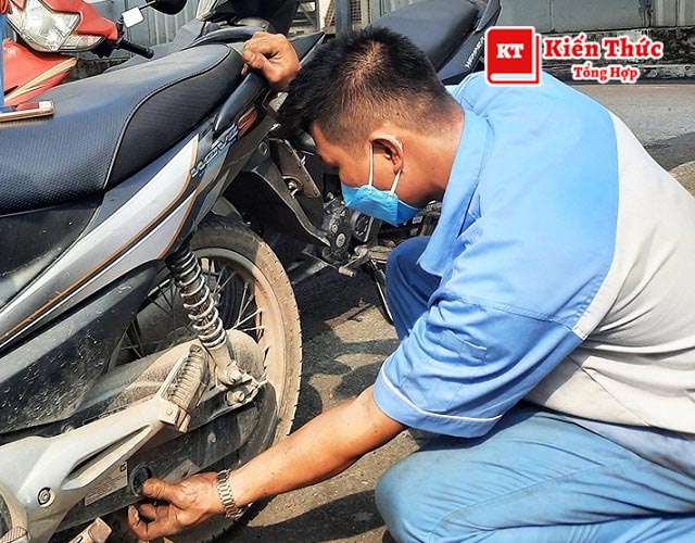 Nguyên nhân xe nổ lụp bụp khi giảm ga