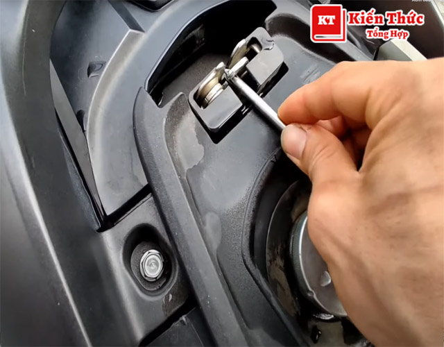 Sử dụng tua vít để chỉnh lại vị trí chốt khóa